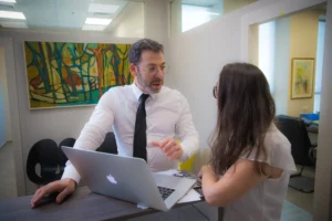 עורך הדין ניר ליסטר במשרדו, עורך דין פלילי המתמחה בייצוג חשודים ונאשמים